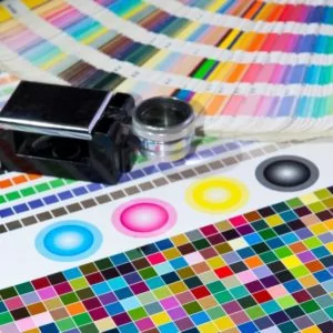 Блог типографии о полиграфии: веер Pantone, лупа и триадные цвета CMYK