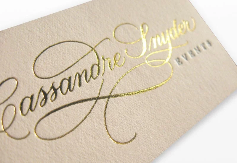 Тиснение фольгой золотом на визитке Cassandre Snyder Events на заказ