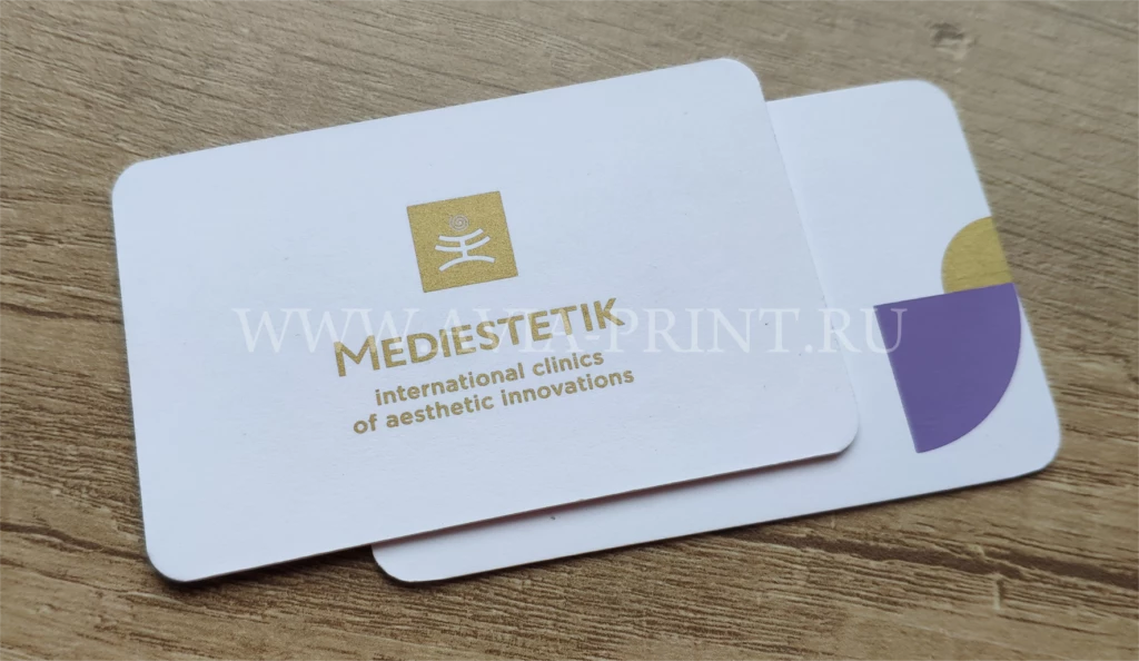 Золотой логотип Mediestetik на белых картах, сиреневый элемент на заказ
