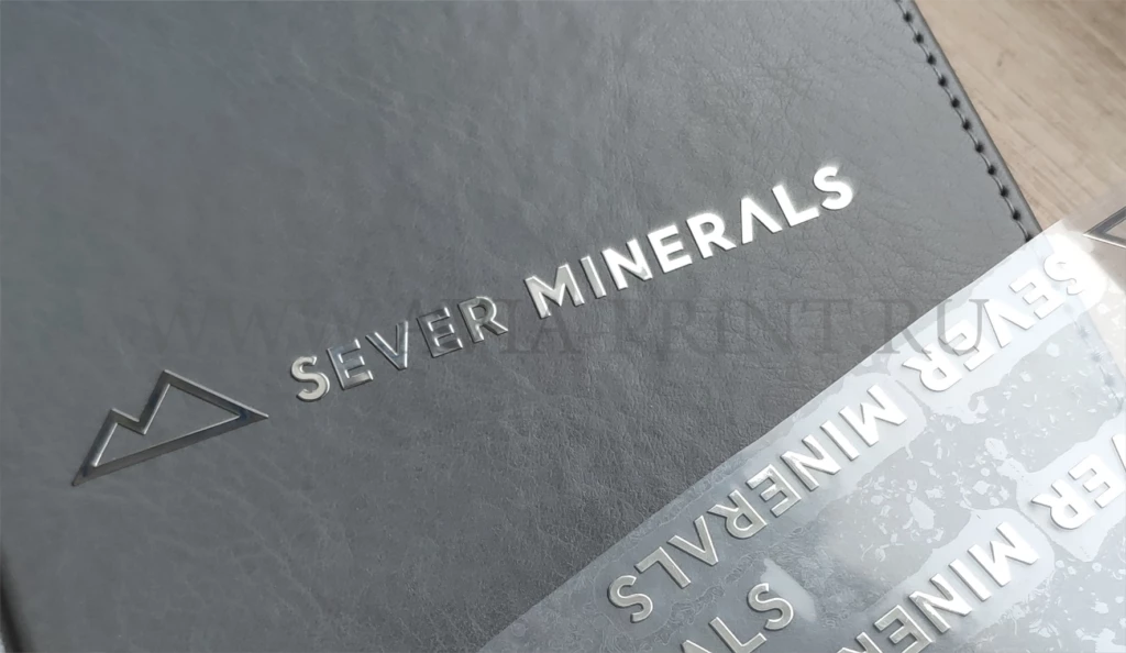 Тиснение фольгой логотипа Sever Minerals на серой обложке на заказ