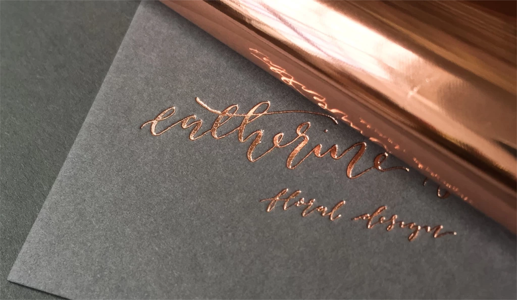 Розовое золото каллиграфией catherine floral design на серой бумаге