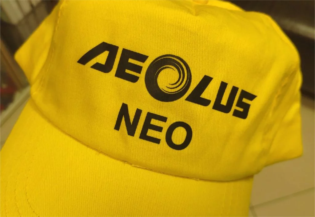 Шелкография на сувенирах, жёлтая кепка с логотипом AEOLUS NEO на заказ