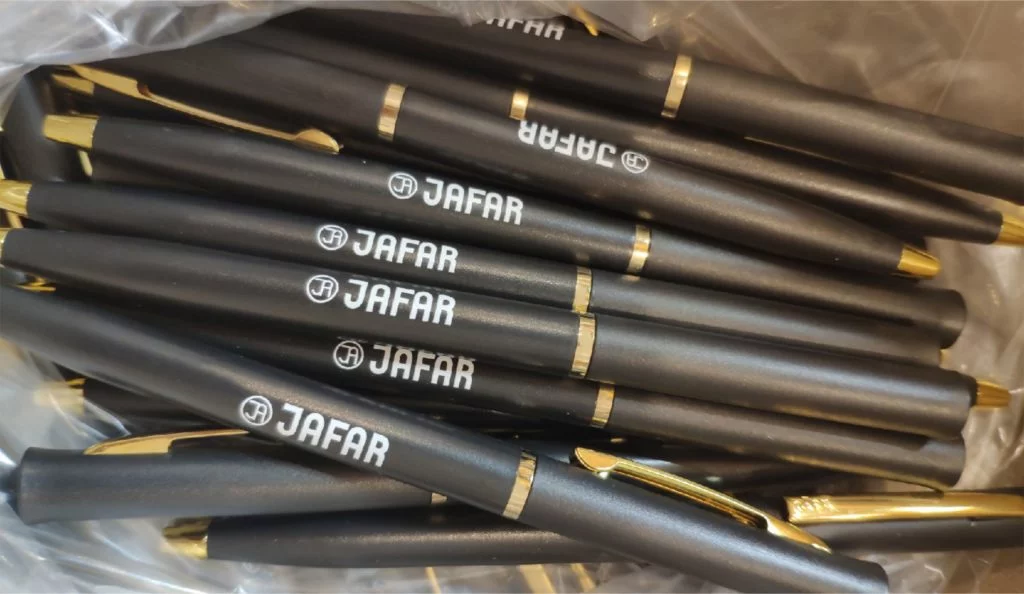 Корпоративные сувениры на заказ, чёрные ручки с логотипом JAFAR