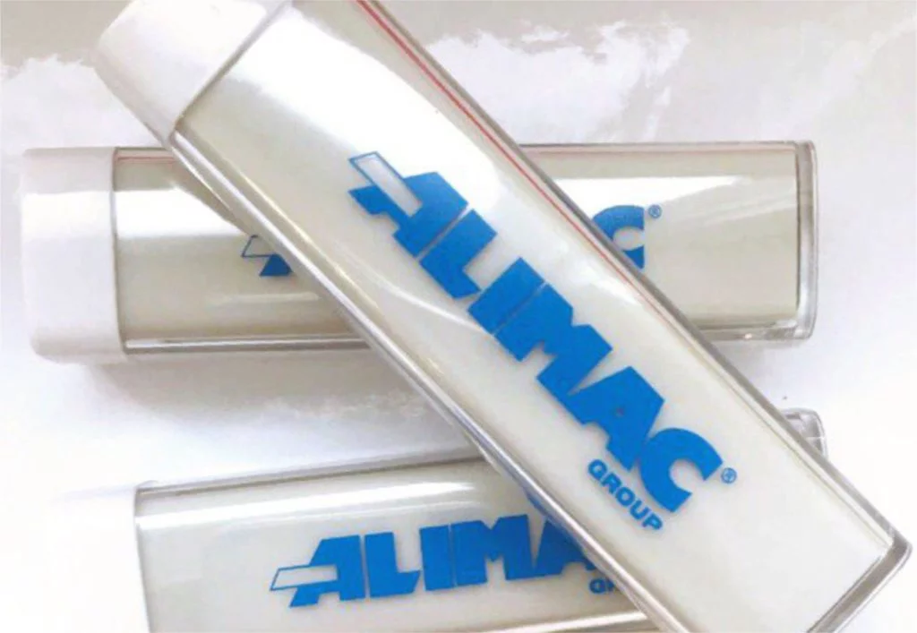 Тампопечать на сувенирах: белый корпус с синим логотипом ALIMAC Group на заказ