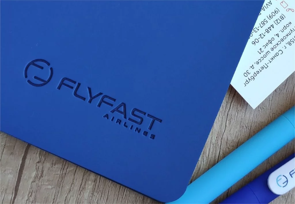 Тиснение на сувенирах: синий ежедневник с логотипом FLYFAST Airlines на заказ