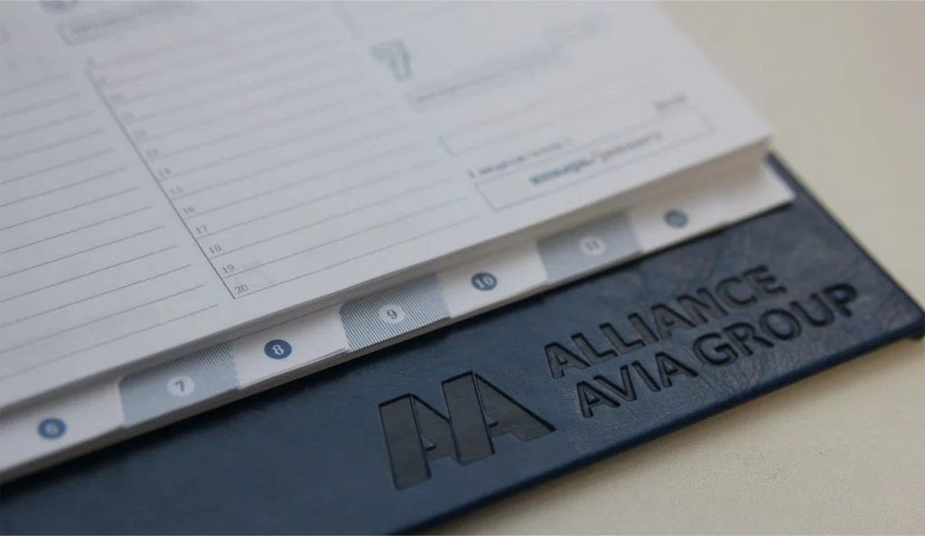 Корпоративный подарок на заказ, синий ежедневник с логотипом Alliance Avia Group