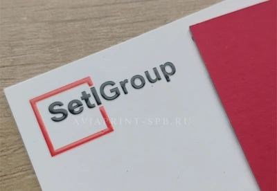 Кашированные визитки с логотипом на заказ белого цвета с красным логотипом SetiGroup