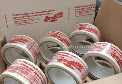 Скотч с логотипом на заказ с красной печатью на белой упаковочной ленте в коробке