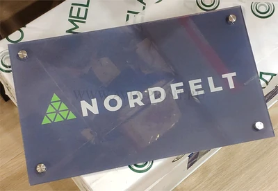 Изготовление табличек с логотипом на заказ из прозрачного пластика с логотипом Nordfelt и креплениями